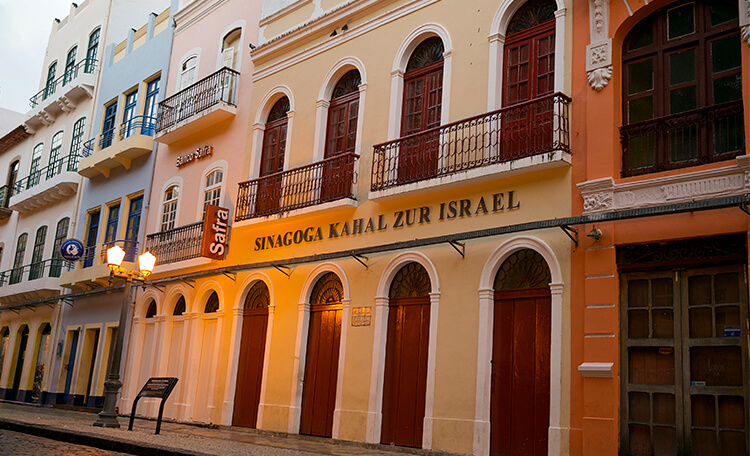 La primera Sinagoga de América (Kahal Zur Israel), ocupando una de las mansiones de la Rua do Bom Jesus, entonces llamada Rua dos Judeus. La construcción de la sinagoga se inició en 1638 y se completó en 1641.