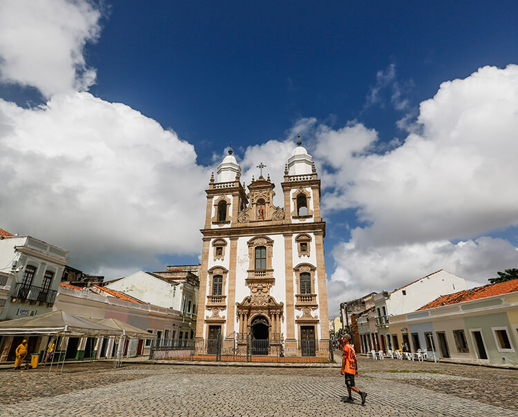 Olha! Recife com passeio dedicado aos santos juninos, às obras de arte a céu aberto e ao Pátio de São Pedro